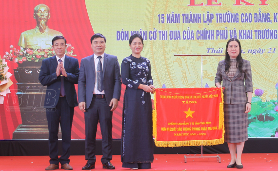 Trường Cao đẳng Y tế Thái Bình: Đón nhận cờ thi đua của Chính phủ - Tin nổi bật - Cổng thông tin Bộ Y tế Trường Cao đẳng Y tế Thái Bình: Đón nhận cờ thi đua của Chính phủ - Tin nổi bật - Cổng thông tin Bộ Y tế