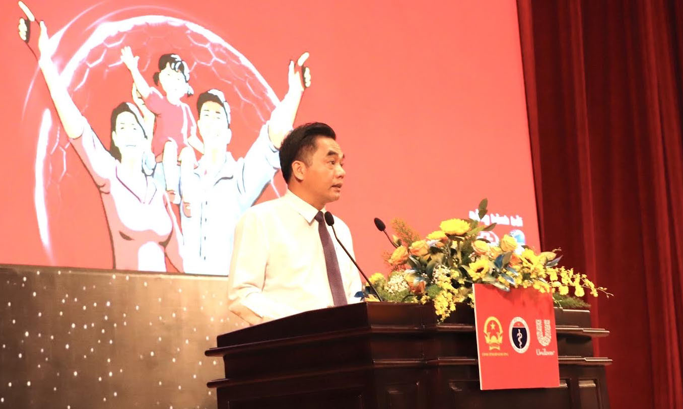 Ông Nguyễn Lộc Hà, Ủy viên Thường vụ Tỉnh ủy, Phó Chủ tịch UBND tỉnh Binh Dương phát biểu tại lễ mít tinh. 