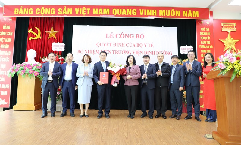 Quyền Bộ trưởng Bộ Y tế Đào Hồng Lan và các đại biểu chúc mừng đồng chí Trần Thanh Dương, tân Viện trưởng Viện Dinh dưỡng