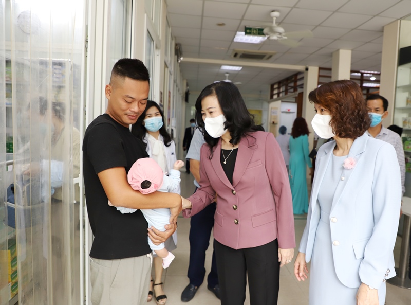 Quyền Bộ trưởng Bộ trưởng Bộ Y tế Đào Hồng Lan và Thứ trưởng Nguyễn Thị Liên Hương thăm động viên cán bộ và bệnh nhi tại Trung tâm khám, tư vấn dinh dưỡng trẻ em.
