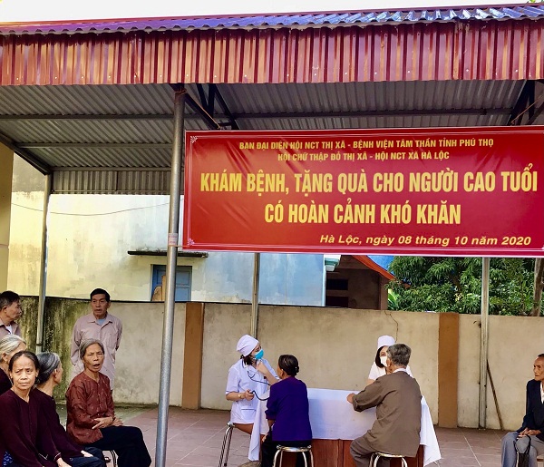 Tầm quan trọng của sự hợp tác giữa các đơn vị trong việc chăm sóc bệnh nhân tâm thần trong cộng đồng là gì?
