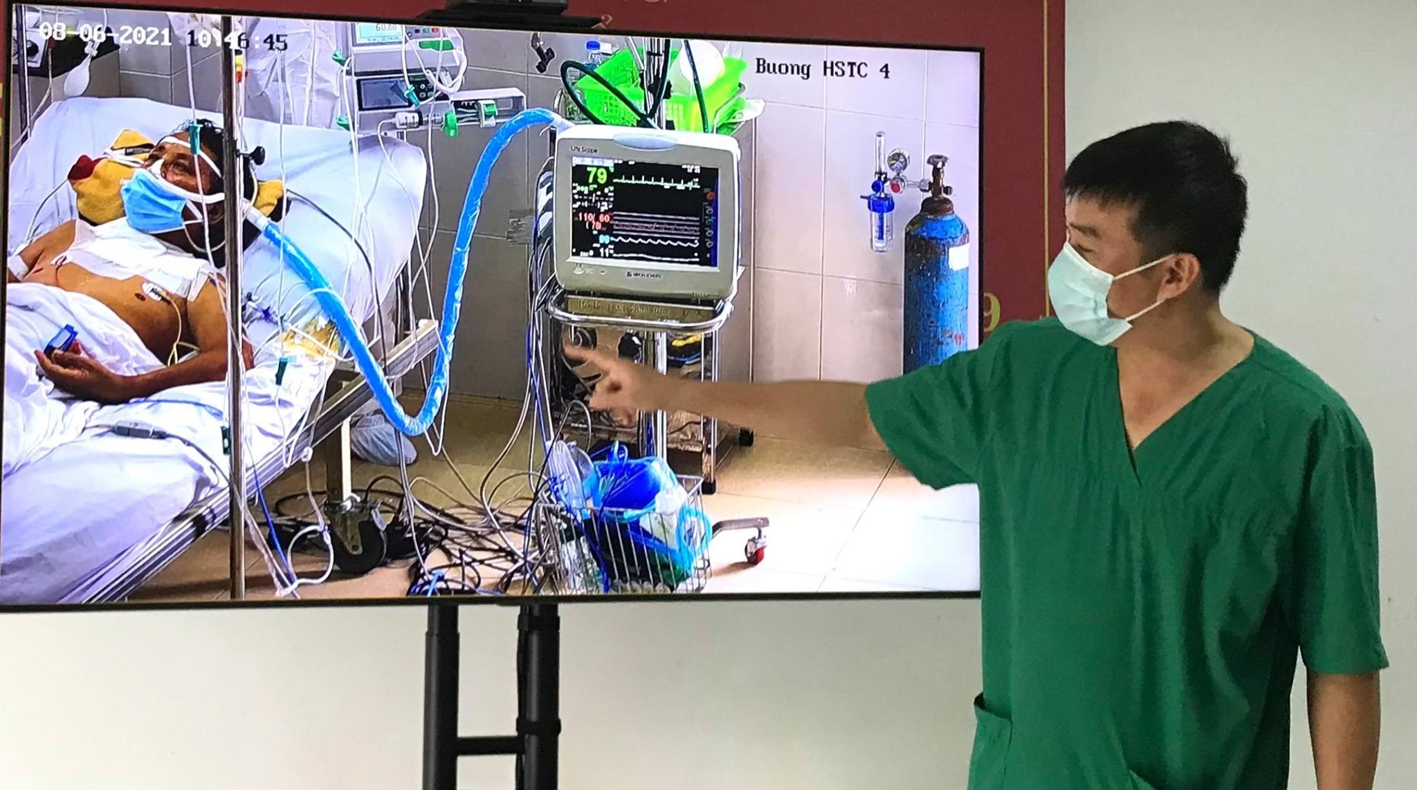 Can thiệp ECMO là giải pháp cứu sống hiệu quả trong trường hợp tim phổi ngưng hoạt động. Sử dụng máy can thiệp ECMO, ta có thể duy trì chức năng của cơ thể và cho bệnh nhân thời gian chờ đợi phẫu thuật hoặc phục hồi bệnh tật. Hãy xem hình ảnh liên quan để hiểu rõ hơn về quá trình can thiệp ECMO.